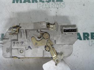 Używane Mechanizm blokady drzwi lewych tylnych wersja 4-drzwiowa Peugeot 206 SW (2E/K) 2.0 HDi Cena € 25,00 Procedura marży oferowane przez Maresia Parts