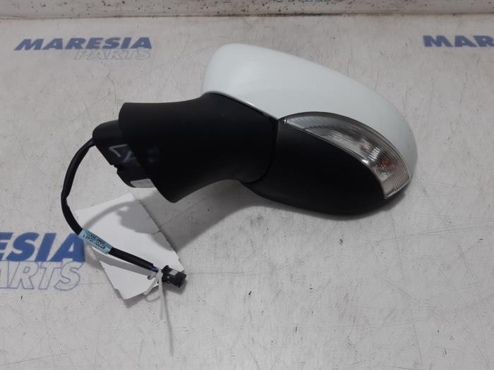 Wing mirror, left from a Renault Clio IV Estate/Grandtour (7R) 0.9 Energy TCE 90 12V 2016