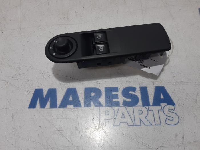 Usados Interruptor combinado de ventanillas Renault Clio IV Estate/Grandtour (7R) 0.9 Energy TCE 90 12V Precio € 19,99 Norma de margen ofrecido por Maresia Parts