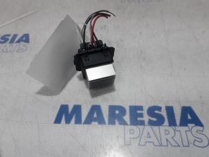 Used Heater resistor Renault Clio IV Estate/Grandtour (7R) 0.9 Energy TCE 90 12V Price € 20,00 Margin scheme offered by Maresia Parts