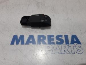 Used Steering wheel mounted radio control Renault Clio IV Estate/Grandtour (7R) 0.9 Energy TCE 90 12V Price € 15,00 Margin scheme offered by Maresia Parts