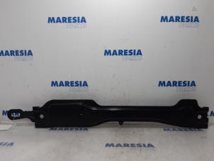 Used Radiator bar Renault Megane IV (RFBB) 1.2 Energy TCE 130 Price € 60,00 Margin scheme offered by Maresia Parts