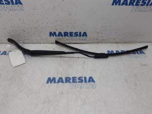 Used Front wiper arm Renault Megane IV (RFBB) 1.2 Energy TCE 130 Price € 20,00 Margin scheme offered by Maresia Parts