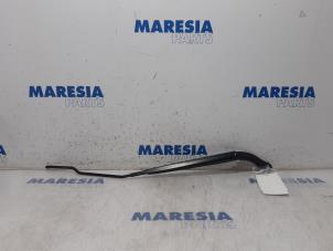 Used Front wiper arm Renault Megane IV (RFBB) 1.2 Energy TCE 130 Price € 20,00 Margin scheme offered by Maresia Parts