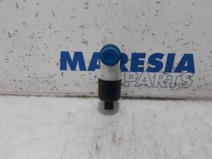 Used Windscreen washer pump Renault Megane IV (RFBB) 1.2 Energy TCE 130 Price € 10,00 Margin scheme offered by Maresia Parts