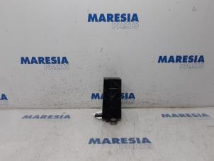 Used Front bumper frame Renault Megane IV (RFBB) 1.2 Energy TCE 130 Price € 25,00 Margin scheme offered by Maresia Parts