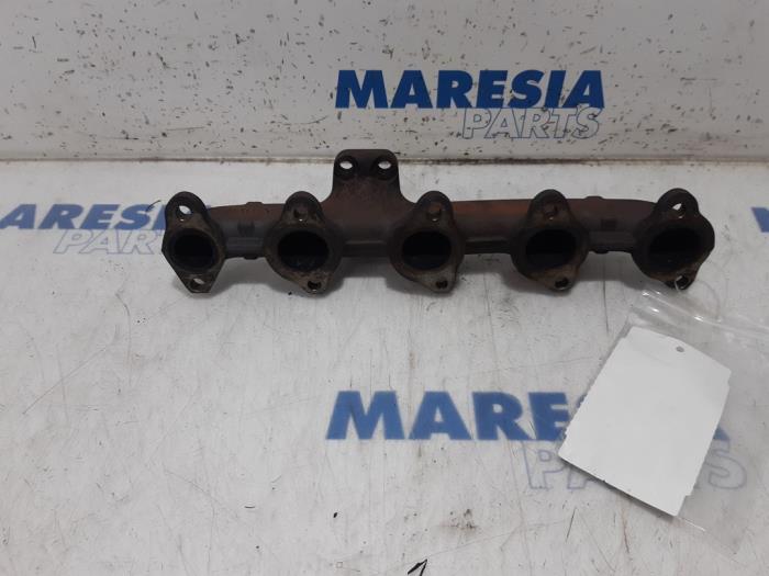 Exhaust manifold from a Citroën C4 Cactus (0B/0P) 1.6 Blue Hdi 100 2014