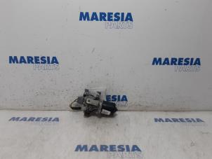 Used Front wiper motor Renault Clio IV Estate/Grandtour (7R) 0.9 Energy TCE 90 12V Price € 75,00 Margin scheme offered by Maresia Parts