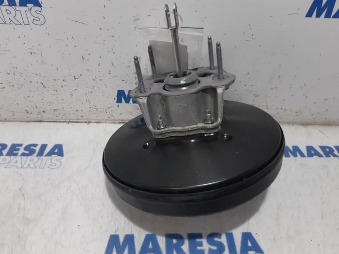 Begagnade Bromsservo Renault Megane IV (RFBB) 1.2 Energy TCE 130 Pris € 75,00 Marginaltabell erbjuds av Maresia Parts