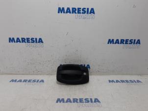 Używane Uchwyt tylnych drzwi samochodu dostawczego Citroen Jumper (U9) 2.0 BlueHDi 130 Cena € 42,35 Z VAT oferowane przez Maresia Parts