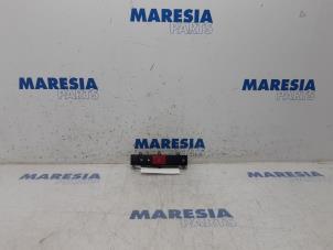 Usagé Bouton de warning Citroen Jumper (U9) 2.0 BlueHDi 130 Prix € 42,35 Prix TTC proposé par Maresia Parts