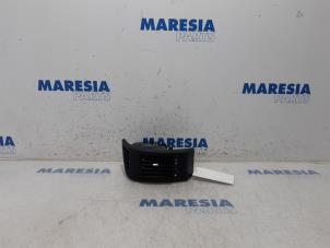 Używane Kratka wentylacyjna deski rozdzielczej Citroen Jumper (U9) 2.0 BlueHDi 130 Cena € 24,20 Z VAT oferowane przez Maresia Parts