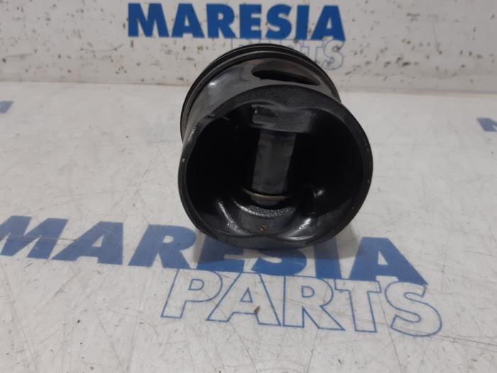 Piston d'un Peugeot Boxer (U9) 2.2 HDi 110 Euro 5 2016