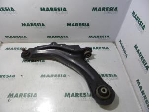 Usagé Bras de suspension bas avant gauche Renault Scénic II (JM) 1.5 dCi 105 Prix € 20,00 Règlement à la marge proposé par Maresia Parts