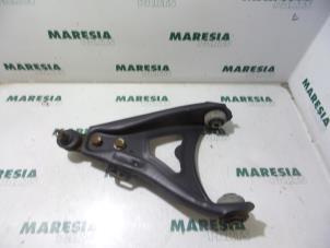 Usagé Bras de suspension bas avant gauche Renault Scénic I (JA) 1.6 16V Prix € 20,00 Règlement à la marge proposé par Maresia Parts