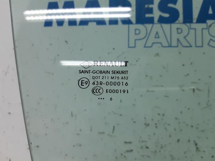 Ventanilla de puerta de 4 puertas derecha delante de un Renault Megane IV (RFBB) 1.2 Energy TCE 130 2016