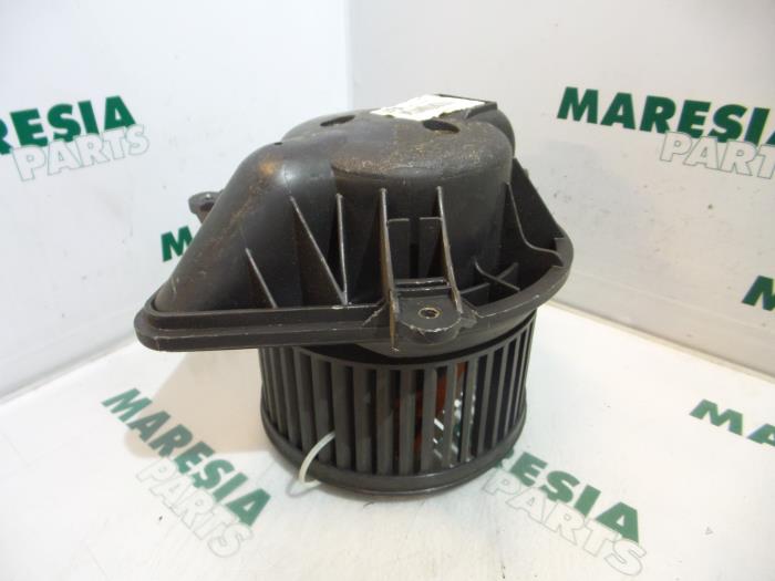 Heating and ventilation fan motor from a Peugeot 406 (8B) 1.8 16V 2001