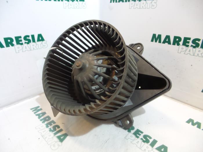 Heating and ventilation fan motor from a Peugeot 406 (8B) 1.8 16V 2001