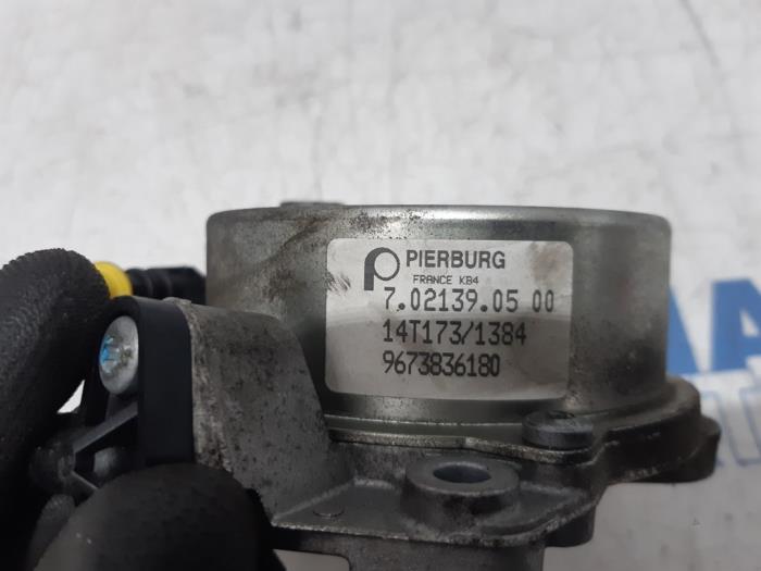 Vacuum pump (diesel) from a Peugeot 508 SW (8E/8U) 2.0 HDiF 16V Autom. 2012