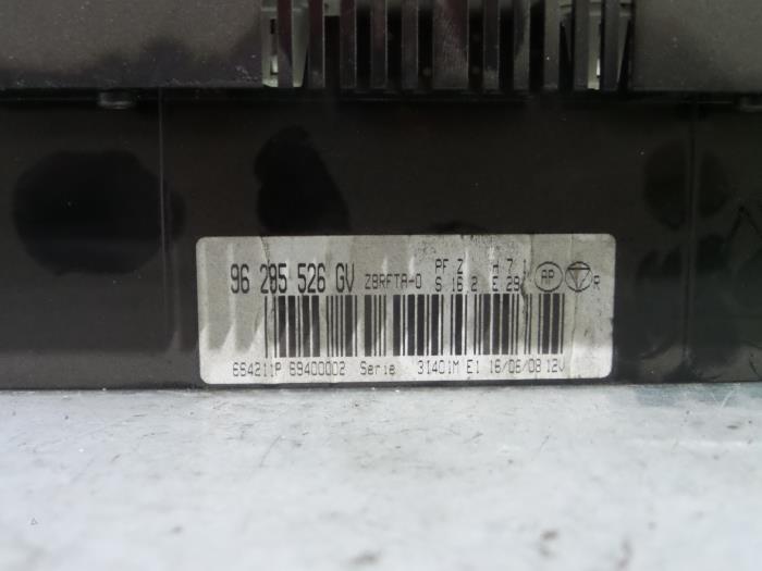 Heater control panel from a Peugeot 607 (9D/U) 2.2 HDi 16V FAP 2003