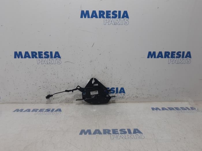 Używane Blokada dachu cabrio Peugeot 207 CC (WB) 1.6 16V Cena € 59,99 Procedura marży oferowane przez Maresia Parts