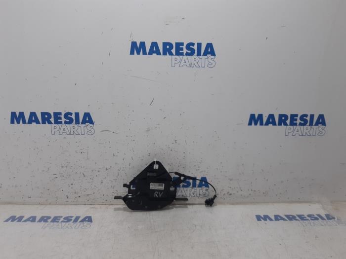 Używane Blokada dachu cabrio Peugeot 207 CC (WB) 1.6 16V Cena € 59,99 Procedura marży oferowane przez Maresia Parts