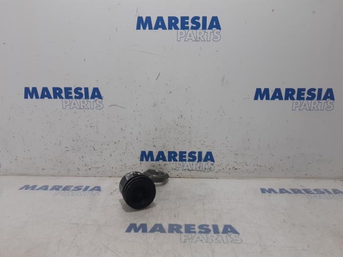 Usados Pistón Citroen C4 Grand Picasso (3A) 1.6 BlueHDI 120 Precio € 50,00 Norma de margen ofrecido por Maresia Parts
