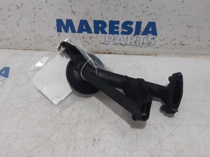 Oil suction pipe from a Citroën C4 Grand Picasso (3A) 1.6 BlueHDI 120 2015