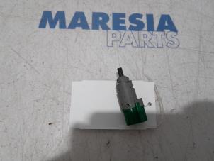 Używane Przelacznik swiatel stopu Peugeot Expert (VA/VB/VE/VF/VY) 2.0 Blue HDi 180 16V Cena € 24,20 Z VAT oferowane przez Maresia Parts