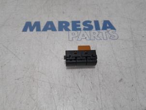 Used ESP switch Peugeot Expert (VA/VB/VE/VF/VY) 2.0 Blue HDi 180 16V Price € 18,15 Inclusive VAT offered by Maresia Parts