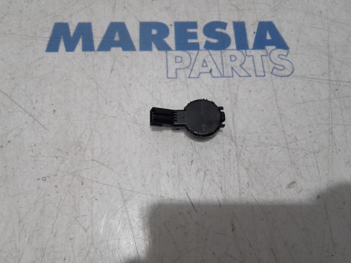 Begagnade Regnsensor Peugeot Expert (V1/VA/VB/VE/VF/VT/VY) 2.0 Blue HDi 180 16V Pris € 48,40 Inklusive moms erbjuds av Maresia Parts
