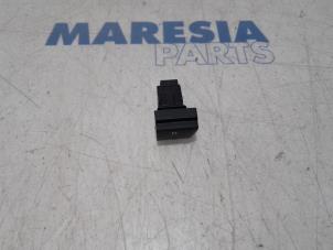 Used Switch Peugeot Expert (VA/VB/VE/VF/VY) 2.0 Blue HDi 180 16V Price € 12,10 Inclusive VAT offered by Maresia Parts