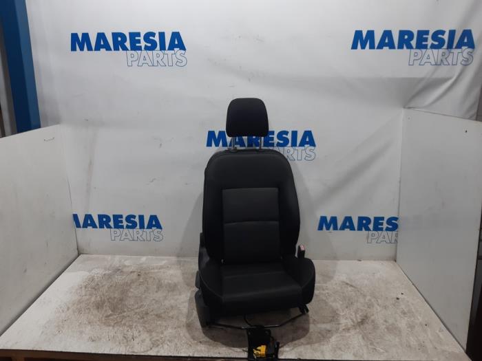 Begagnade Säte, höger Peugeot 207 CC (WB) 1.6 16V Pris € 105,00 Marginaltabell erbjuds av Maresia Parts