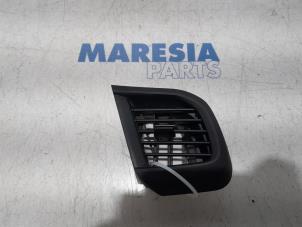 Używane Kratka wentylacyjna deski rozdzielczej Peugeot Expert (VA/VB/VE/VF/VY) 2.0 Blue HDi 180 16V Cena € 30,25 Z VAT oferowane przez Maresia Parts