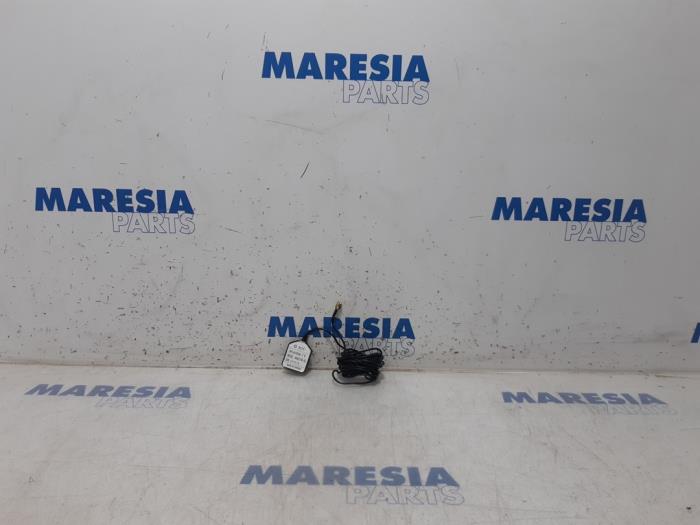 Używane Antena GPS Renault Kangoo Express (FW) 1.5 dCi 90 FAP Cena € 60,50 Z VAT oferowane przez Maresia Parts