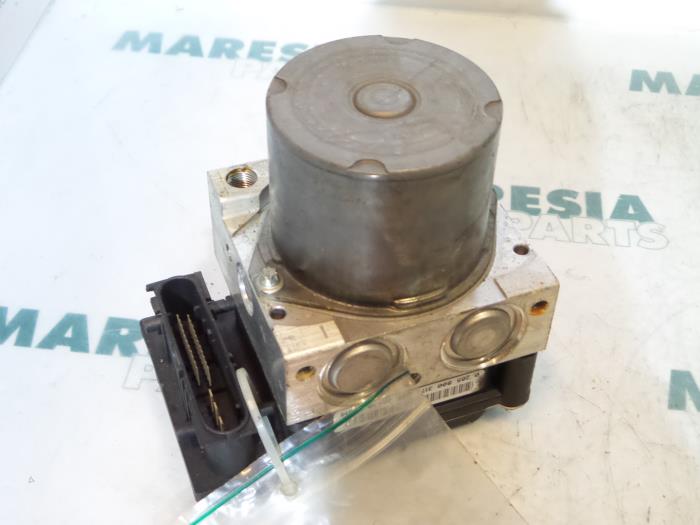 Usagé Bloc ABS Renault Megane II (BM/CM) 1.5 dCi 80 Prix € 49,99 Règlement à la marge proposé par Maresia Parts