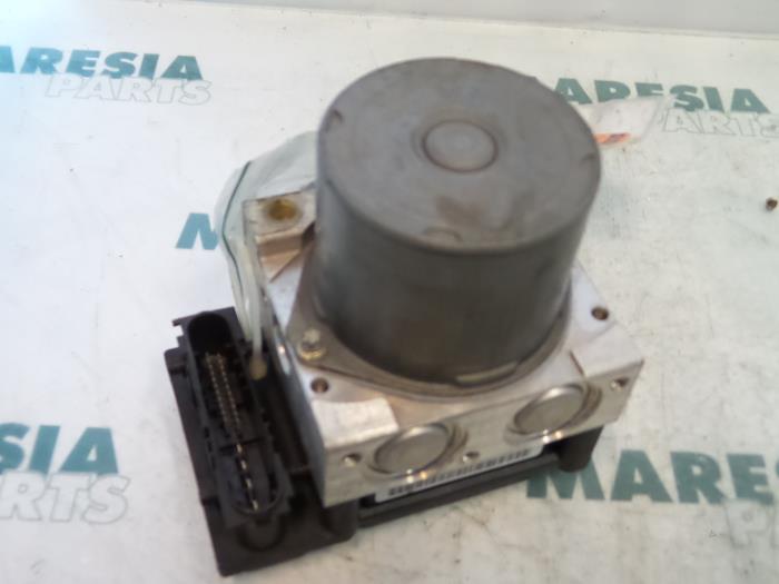 Begagnade ABS-pump Renault Megane II Grandtour (KM) 1.6 16V Pris € 49,99 Marginaltabell erbjuds av Maresia Parts