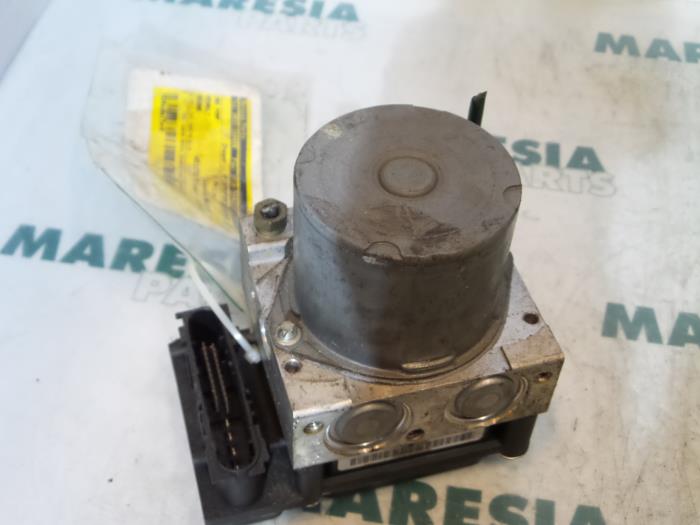 Używane Pompa ABS Renault Megane II (BM/CM) 1.5 dCi 80 Cena € 49,99 Procedura marży oferowane przez Maresia Parts