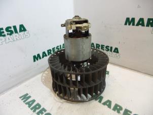 Usados Motor de ventilador de calefactor Renault Kangoo (KC) 1.9 D 55 Precio € 42,35 IVA incluido ofrecido por Maresia Parts