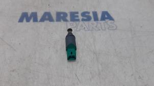 Used Clutch switch Renault Kangoo Express (FW) 1.5 dCi 75 FAP Price € 12,10 Inclusive VAT offered by Maresia Parts