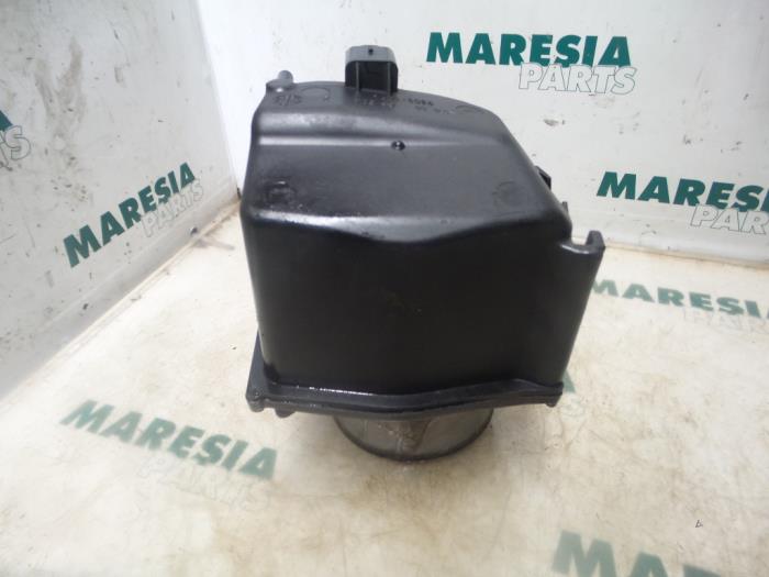 Fuel filter housing from a Peugeot 307 SW (3H) 1.6 HDiF 110 16V 2007