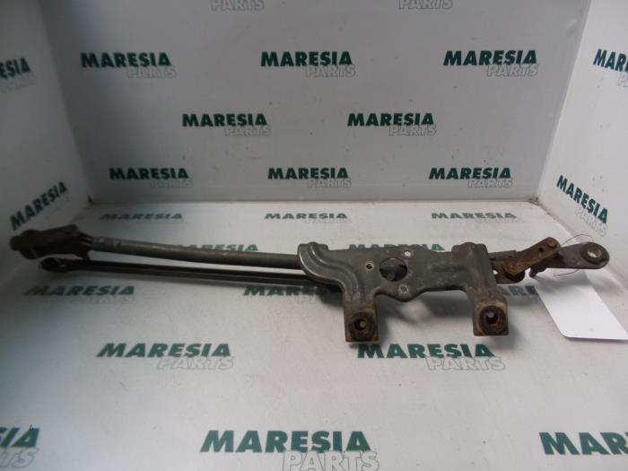 Wiper mechanism from a Alfa Romeo 146 (930B) 1.9 TD 1995