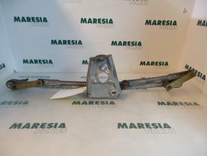 Used Wiper mechanism Renault Clio II Societe (SB) 1.9 D Price € 35,00 Margin scheme offered by Maresia Parts