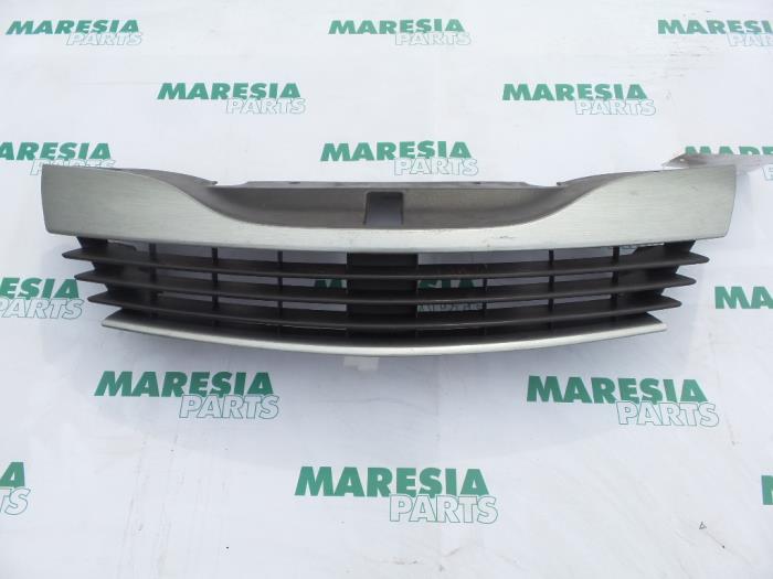 Używane Grill Renault Laguna II (BG) 2.0 16V IDE Cena € 35,00 Procedura marży oferowane przez Maresia Parts
