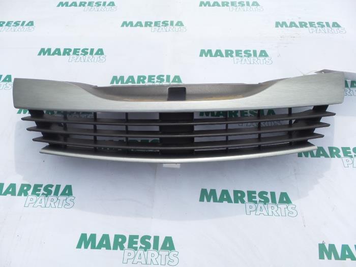 Używane Grill Renault Laguna II (BG) 1.9 dCi 100 Cena € 35,00 Procedura marży oferowane przez Maresia Parts