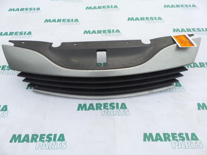 Używane Grill Renault Laguna II (BG) 1.8 16V Cena € 35,00 Procedura marży oferowane przez Maresia Parts