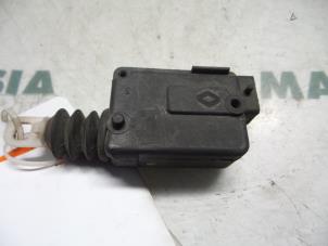 Used Central locking motor Renault R19 Price € 25,00 Margin scheme offered by Maresia Parts