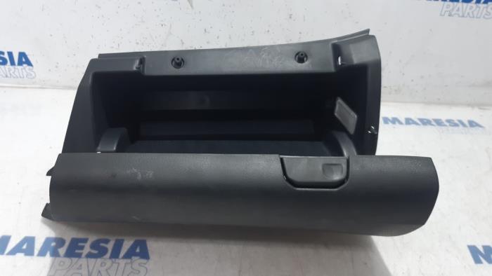 Begagnade Handskfack Peugeot Expert (V1/VA/VB/VE/VF/VT/VY) 2.0 Blue HDi 180 16V Pris € 48,40 Inklusive moms erbjuds av Maresia Parts