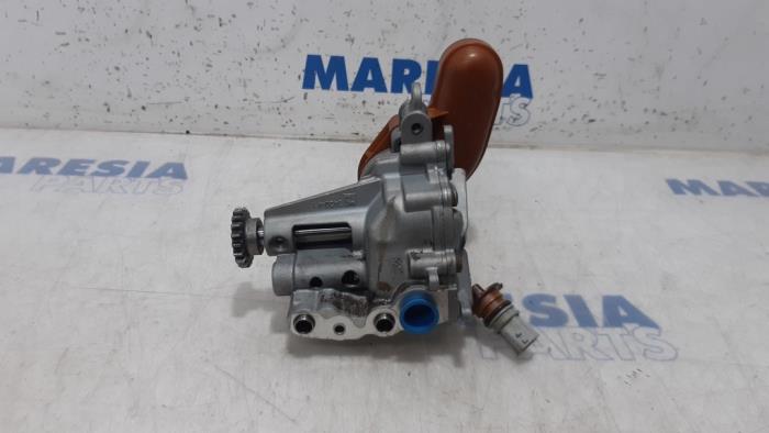 Oil pump from a Renault Captur (2R) 1.2 TCE 16V EDC 2013
