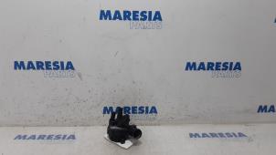 Used Thermostat housing Renault Captur (2R) 1.2 TCE 16V EDC Price € 50,00 Margin scheme offered by Maresia Parts